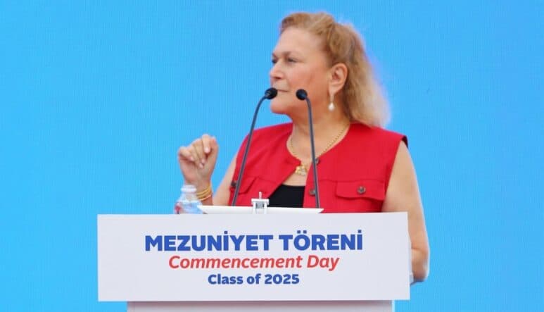 Güler Sabancı yapay zekâ konusuna gençlerin dikkatini çekti