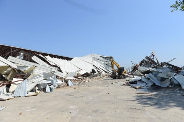 Çalı’da 2 bin metrekarelik kaçak depo yıkıldı