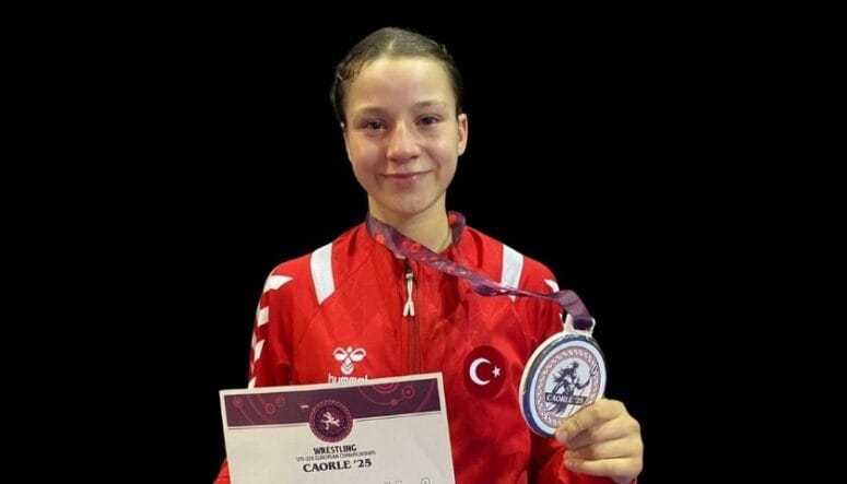 Balıkesirli Reyyan Yıldız U15 Avrupa Güreş Şampiyonası'nda Gümüş Madalya Kazandı