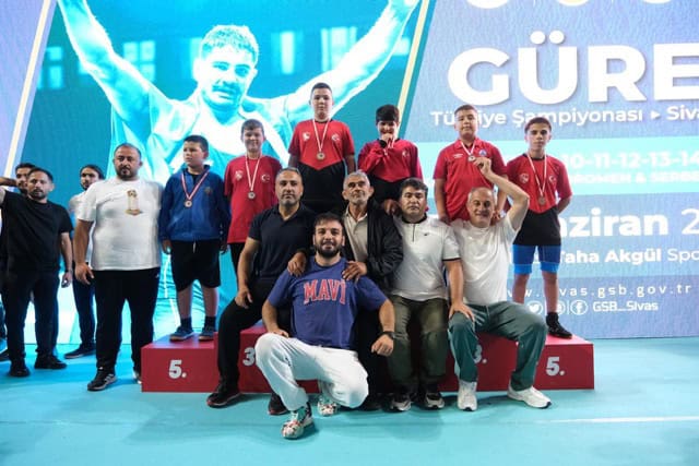 Serdivanlı Sporcular Sivas’tan Madalyalarla Döndü