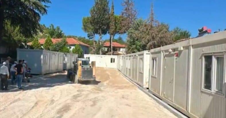 Sındırgı Alacaatlı köyünde konteyner kurulumları sürüyor