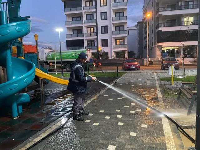 Çocuk parkı ve bahçe temizliği için profesyonel sulama ve temizlik hizmetleri.