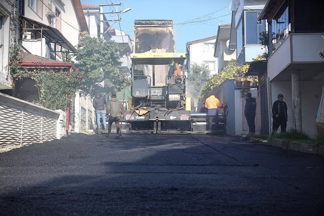 Erenler’de yaşayanlar için asfalt çalışmaları hız kesmeden sürüyor