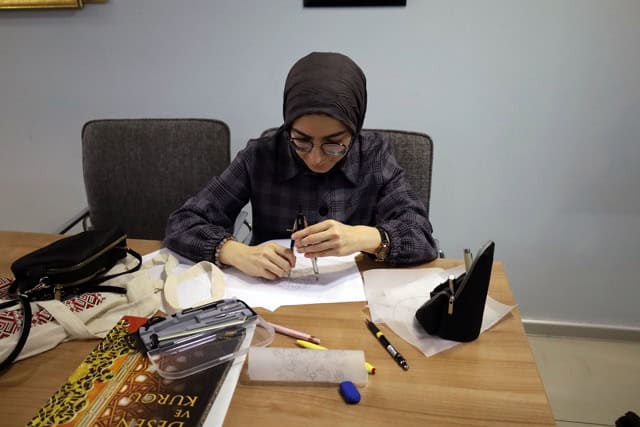 Geleneksel Sanatlar İhtisas Merkezi'nde yüzlerce kursiyer, Türk sanatlarıyla buluşuyor