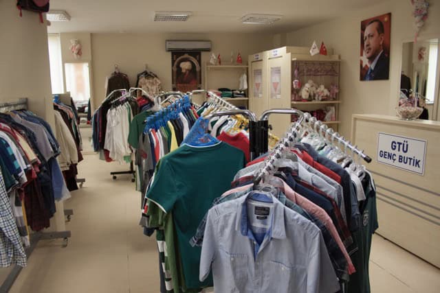 GTÜ, ihtiyaç fazlası giyecekleri Darıca’daki çocuklara hediye etti