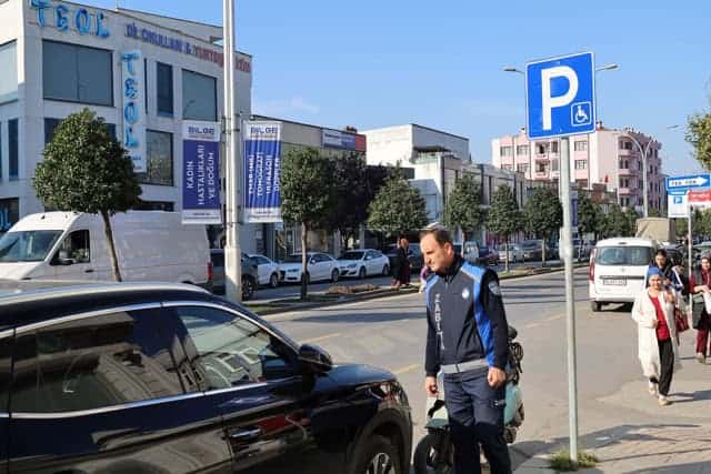 Engelli otoparkı ve şehir içi ulaşım noktası. İzmir'de hareketli şehir merkezinde güvenli park ve navigasyon hizmetleri.