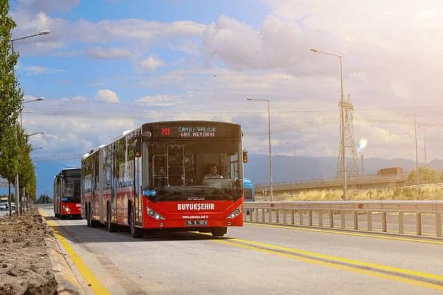 Şehir içi ulaşım araçlarıyla trafik yoğunluğu azaltılıyor.