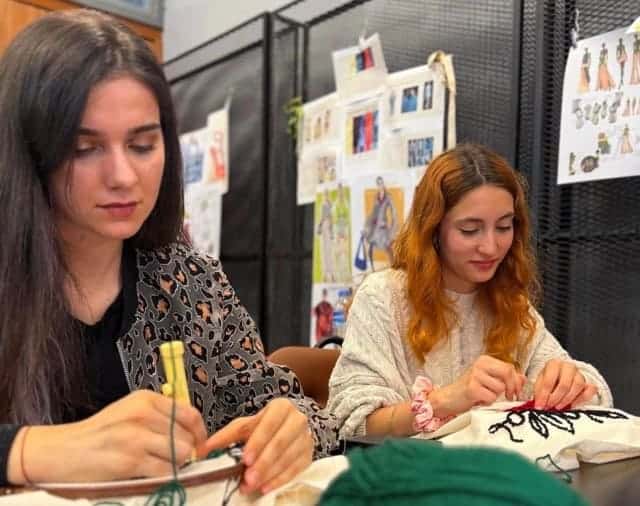 El işi ve örgü aktiviteleri gerçekleşiyor, yaratıcı tasarımlar yapılıyor.