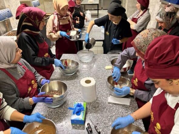 Damak tatlarını geliştiren aşçı eğitimleri, mutfak becerileri ve şeflik kursları.