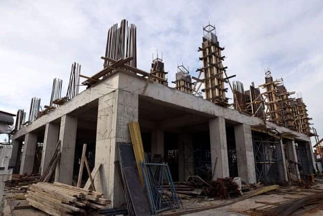 Yapım aşamasında olan inşaat alanı, betonarme sanayi projesi.