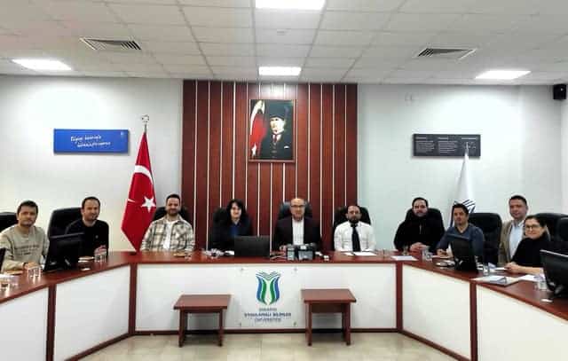 Güçlü toplantı ortamını ve basın merkezi etkinliklerini gösteren resmi.