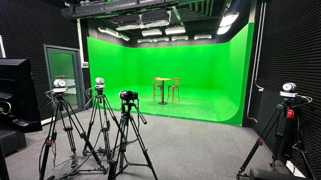 Stüdyo çekim alanında yeşil ekran, profesyonel video ve fotoğraf prodüksiyonları için uygun.