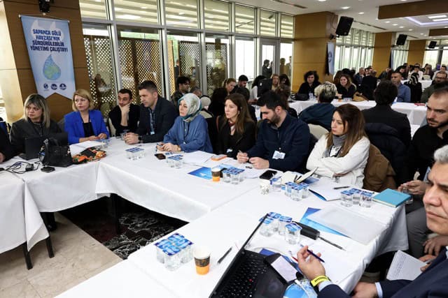 Basın Merkezi etkinliğinde katılımcılar, toplantı ve seminerlere katılıyor.