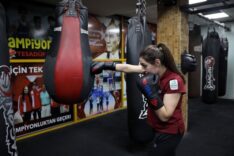 Ece Asude, ringdeki parlayan yıldız, boks antrenmanı yaparken.