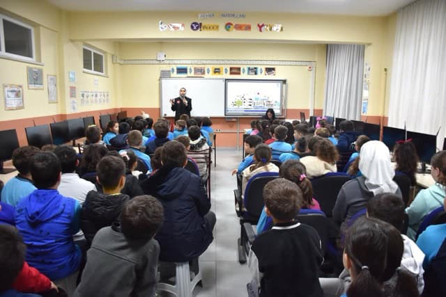 Erenler Belediyesi afet farkındalık eğitimlerine okullarda devam ediyor