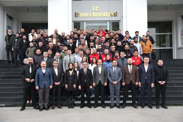 Erenler Belediyesi önünde toplanmış, çeşitli yaş ve kıyafetlerde insanlar.