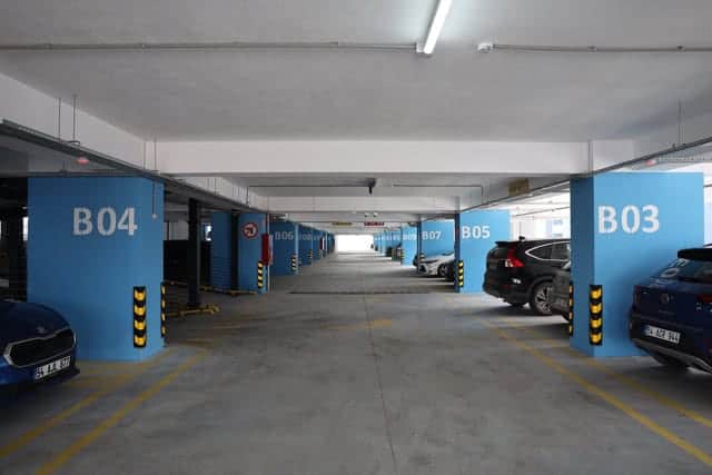 Hastaneler Kampüsü'nde modern katlı otopark, araçlar güvenle park ediliyor.