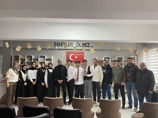 Şiir dinletisi katılımcıları, Mâvera yolu temasıyla duygusal anlar yaşadı.