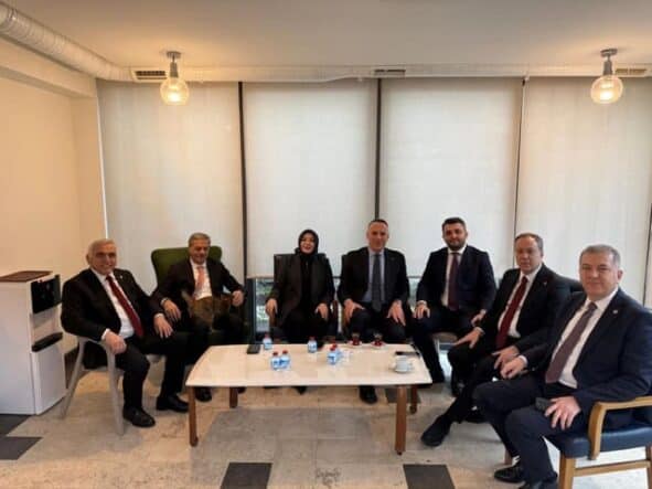 Mehmet Fatih Kacır, Söğütlü OSB gündemiyle basın merkezi toplantısında.