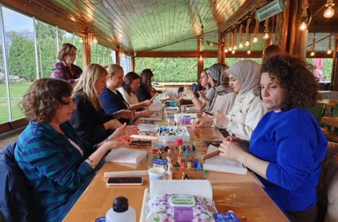 Sanat atölyesinde katılımcılar, yaratıcı çalışmalar yaparken keyifli vakit geçiriyor.