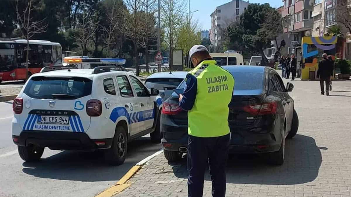 Balıkesir Büyükşehir Belediyesi, Kaldırım ve Duraklarda Park İhlallerine Yönelik Denetimlerini Sürdürüyor