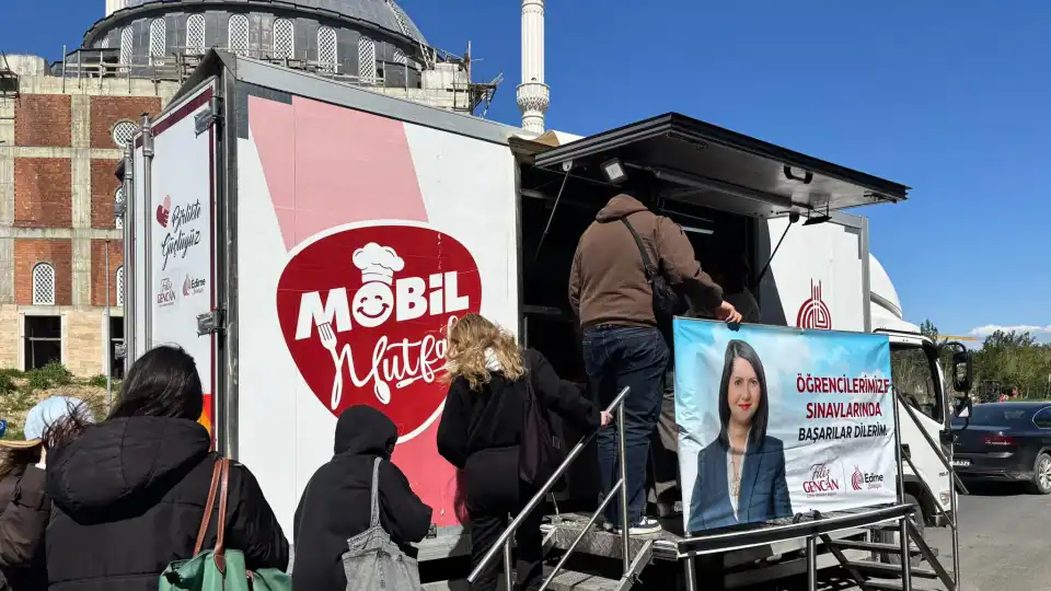 Edirne Belediyesi Vize Haftasında Öğrencilere Sıcak Çorba ve Lokma Desteğini Sürdürüyor